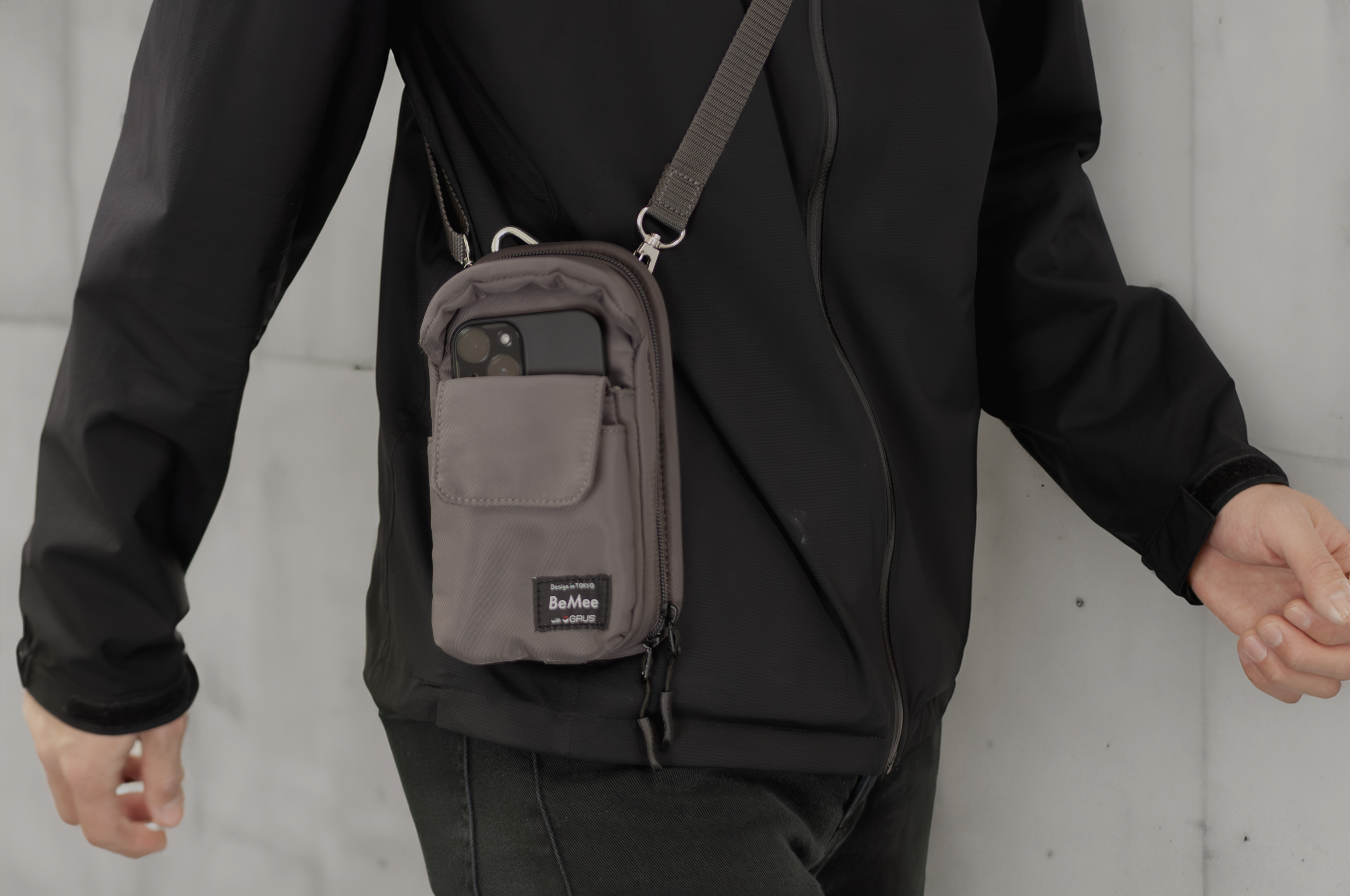 歩行支援アプリ対応スマートフォンポーチ BMWG001-ブラック