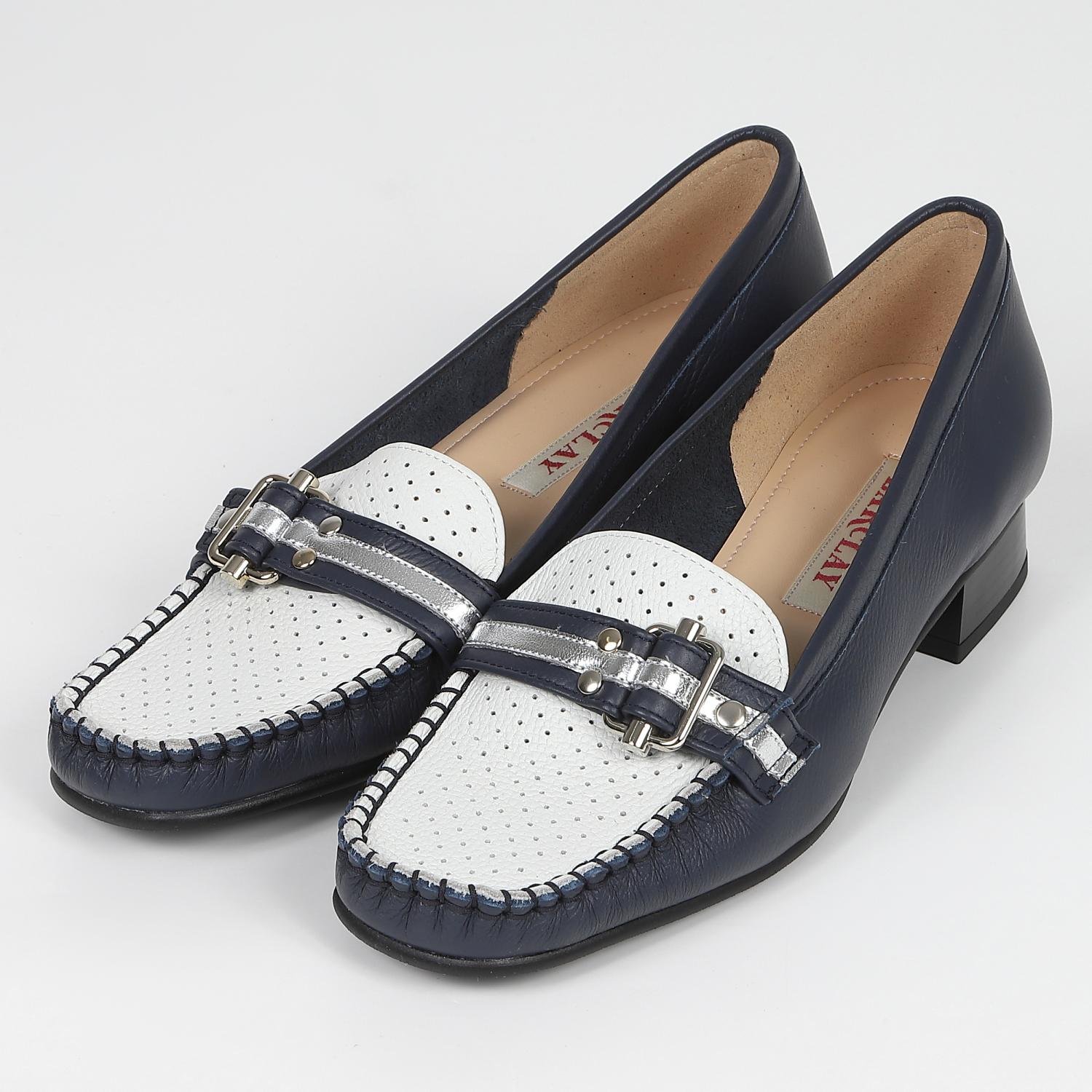 パンチングモカシンローファー