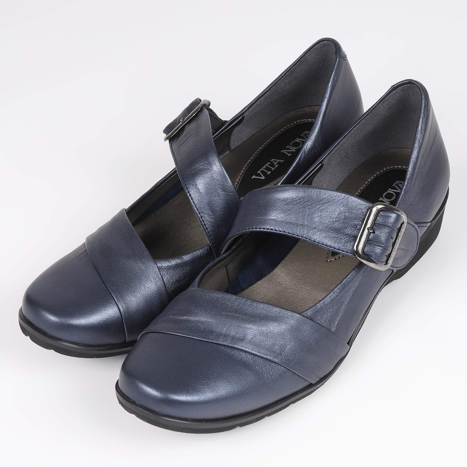 甲ベルトカジュアルシューズ