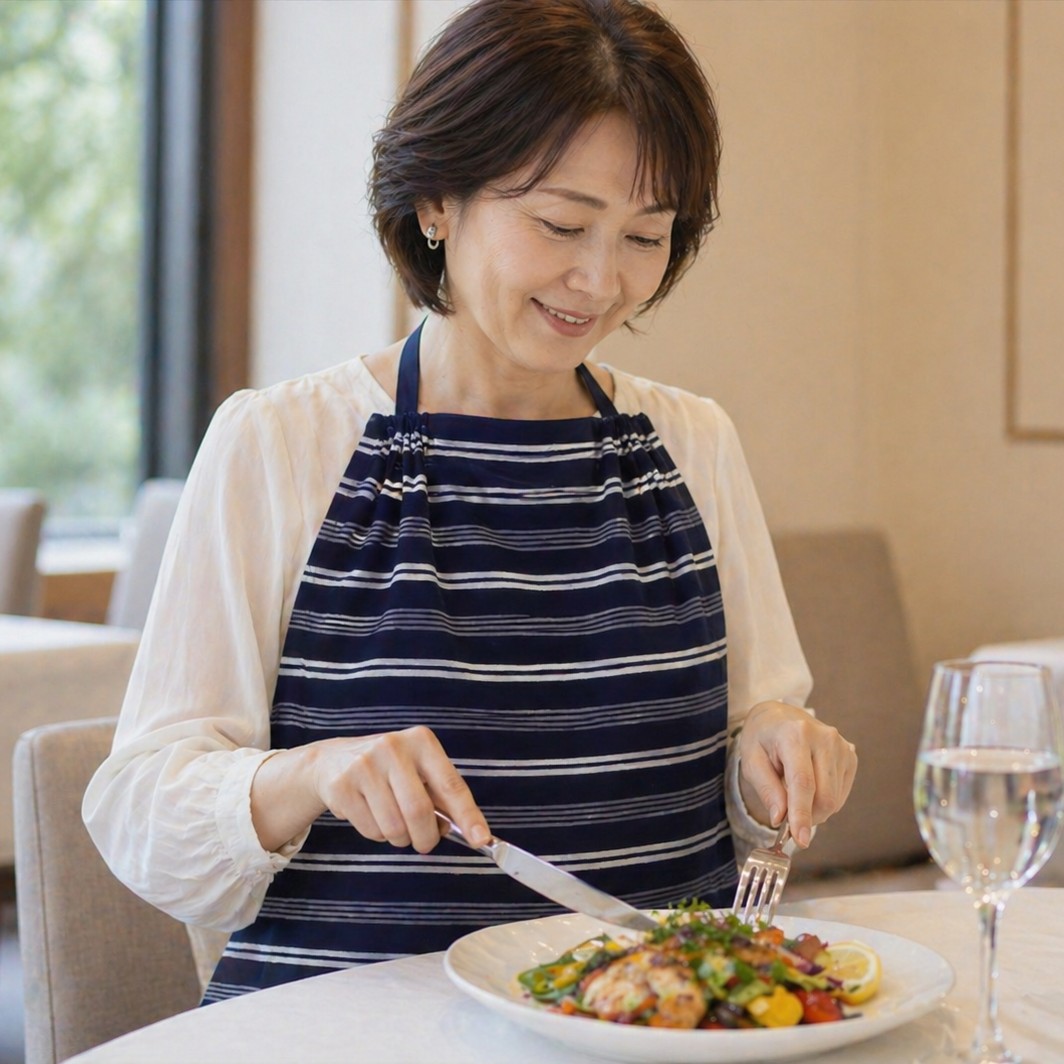 お食事エプロン エプロンになるハンカチ 布帛の騎士 外食用 汚れ防止 携帯エプロン 日本製 ボーダーネイビー