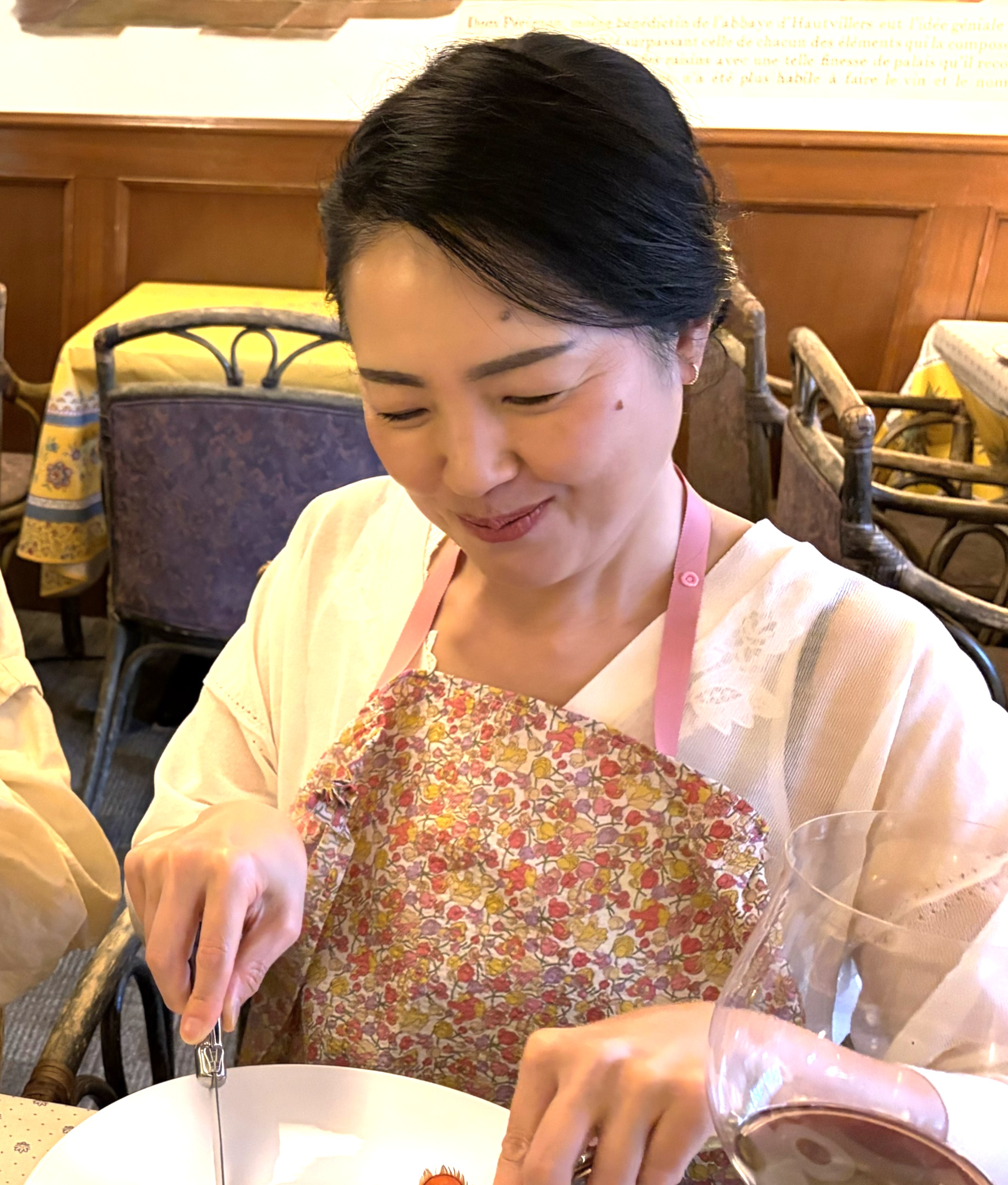 お食事エプロン エプロンになるハンカチ 布帛の騎士｜外食用 汚れ防止 携帯エプロン 日本製ミラクルウェーブ リバティプリント花綴りピンク